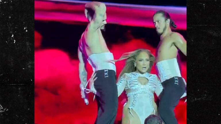 Jennifer Lopez Hits Different Sexual Positions During Concert, on Video